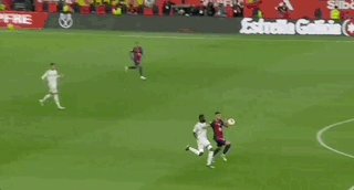 1745708158486068979.gif 【国王杯】魔笛被断孔德加时绝杀,巴萨3比2皇马夺冠