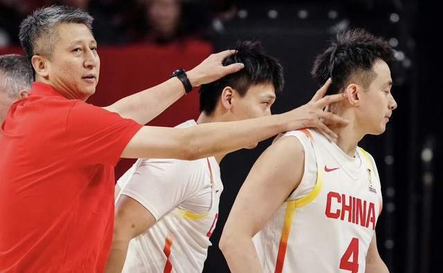 开云体育网址-中国男篮感人一幕！郭士强跪在地上布置战术：他给男篮带去精气神