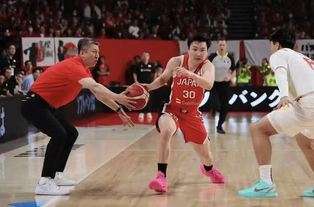 开云体育网址-中国男篮感人一幕！郭士强跪在地上布置战术：他给男篮带去精气神